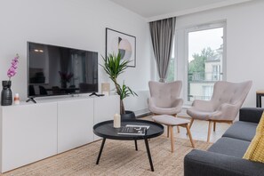 Apartamento ejecutivo, 2 habitaciones | Ropa de cama de alta calidad, caja fuerte, decoración individual