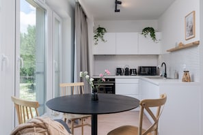 Apartamento superior, 1 habitación | Cocina privada | Frigorífico, horno, placa de cocina y lavavajillas