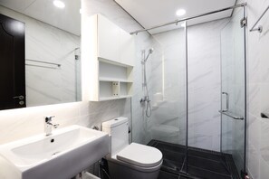 Douche, sèche-cheveux, serviettes fournies, savon