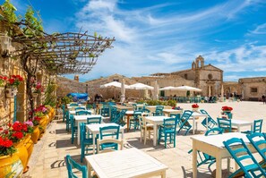 Outdoor dining - Villa Renzo - Four Bedroom Villa, Sleeps 8 (Scicli)