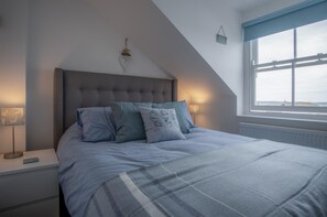 2 bedrooms, iron/ironing board, WiFi
