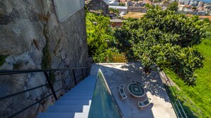 A staircase leading to a rooftop terrace with a pool and outdoor seating. - Maredimo Village casa 2 (Porto)