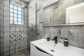 Douche, séchoir à cheveux, serviettes fournies, savon