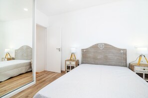 2 chambres, fer et planche à repasser, lit de bébé portatif