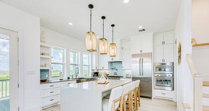 Stunning home with big bay views, 3 decks, en suites & AC - near Sunny Beach