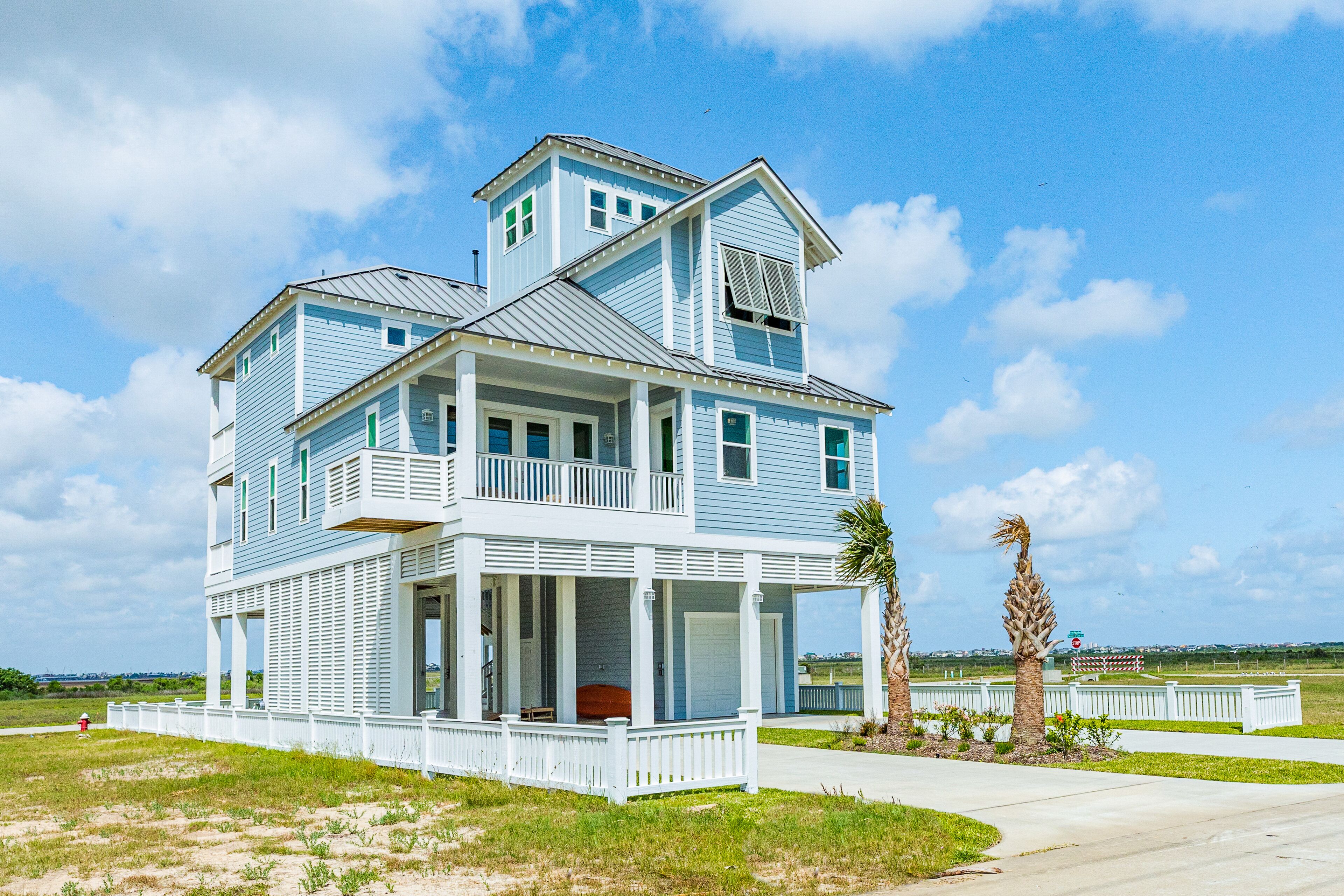 Stunning home with big bay views, 3 decks, en suites & AC - near Sunny Beach