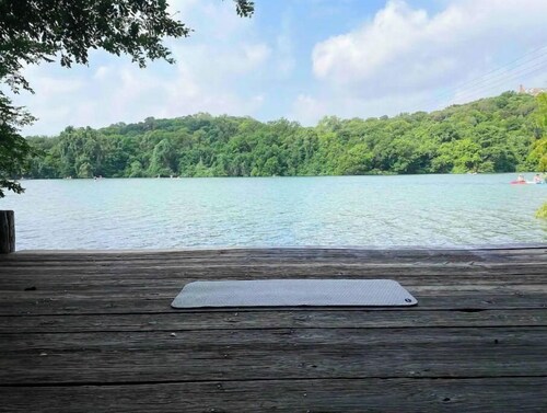 Peaceful DT Sanctuary, 3 min walk to Lake, w Pool