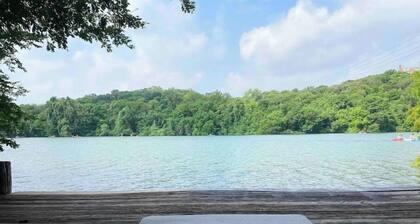 Peaceful DT Sanctuary, 3 min walk to Lake, w Pool