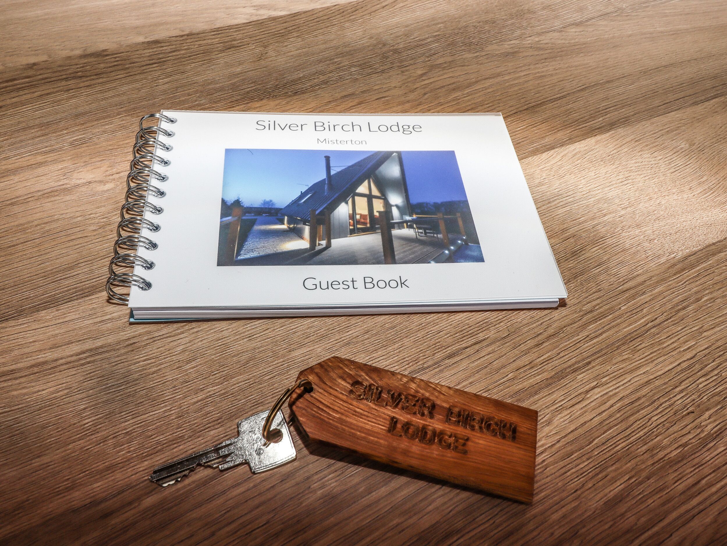 Livro de visitas do Silver Birch Lodge em Minterton, com uma foto moderna da arquitetura do lodge.