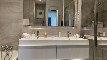 Combined shower/bathtub, hair dryer, towels, soap