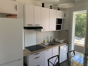 Réfrigérateur, four à micro-ondes, un four, surface de cuisson