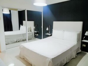 1 Schlafzimmer, Zimmersafe, Schreibtisch, Bügeleisen/Bügelbrett