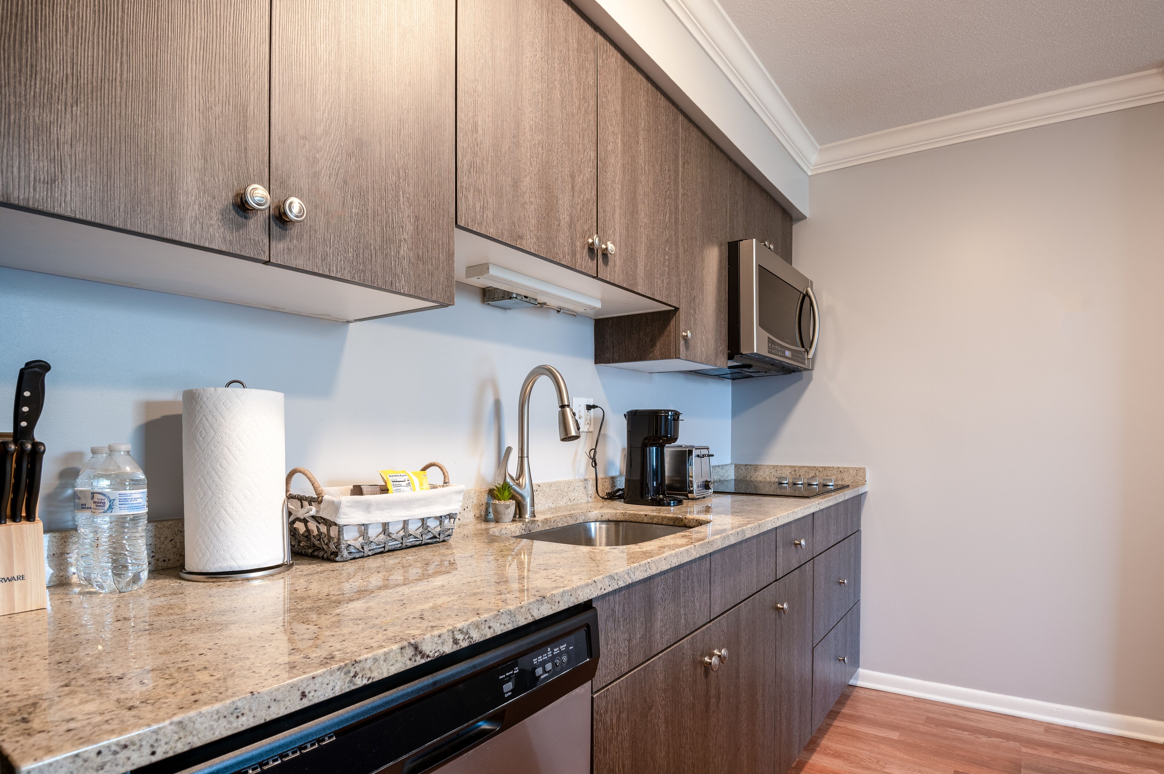 Jääkaappi, mikroaaltouuni, uuni, liesi