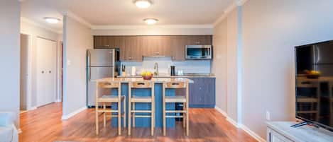 冷蔵庫、電子レンジ、オーブン、コンロ