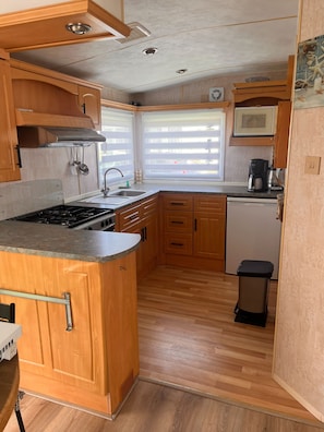 Een koelkast, een magnetron, een oven, een koffiezetapparaat/waterkoker