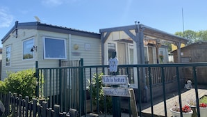 A mobile home with a sign reading "Life is better at the Beach." - RBR 232 - Beach Resort Kamperland (Kamperland)