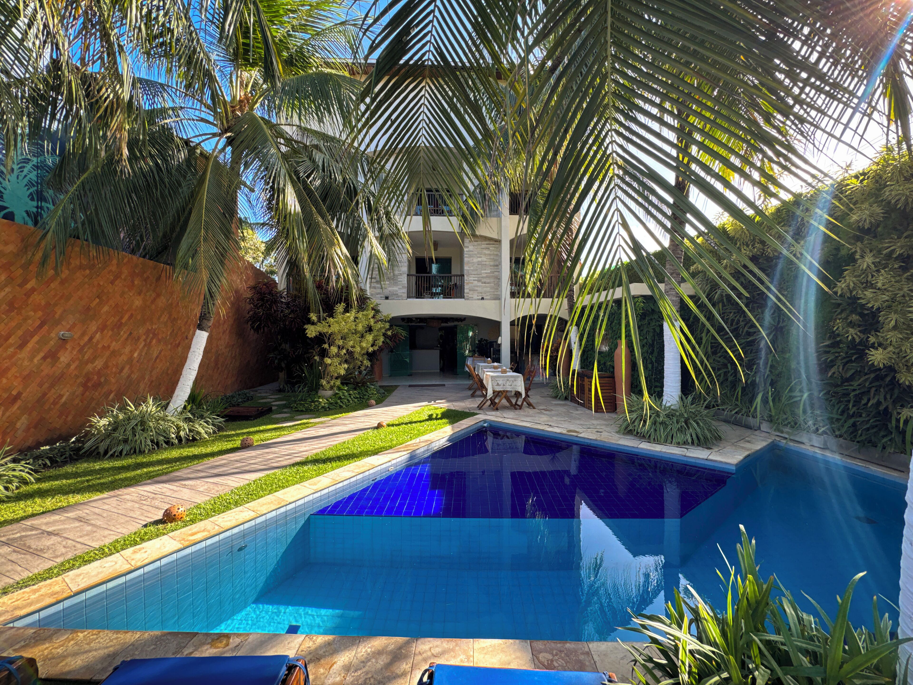 Piscina externa, funciona das 9h às 21h, guarda-sóis, espreguiçadeiras