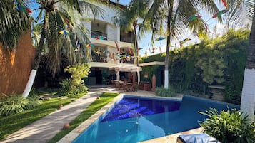 Piscina externa, funciona das 9h às 21h, guarda-sóis, espreguiçadeiras