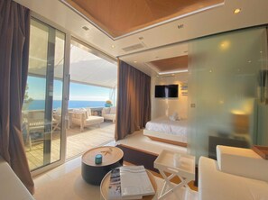 Yacht in the Sky | Bathroom | Combined shower/bathtub, free toiletries, hair dryer, towels