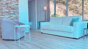 Corner 1 Bedroom 35m2 by the POOL | 起居区 | 55-英寸纯平电视 （配备数码频道）、电视