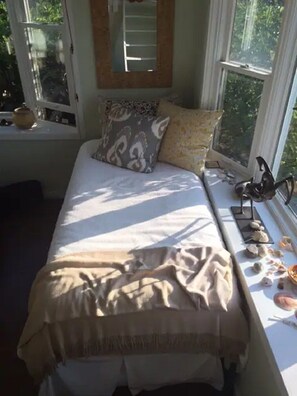 3 bedrooms, desk, free WiFi, bed sheets