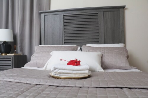 Santo Domingo Este! Equipado completo con       Aire,inversor,agua caliente.