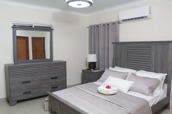 3 bedrooms, desk, WiFi, bed sheets