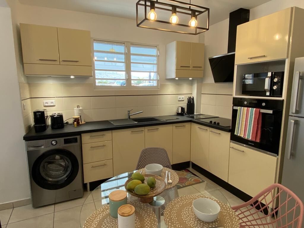 冷蔵庫、電子レンジ、オーブン、コンロ