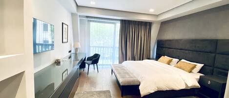 1 slaapkamer, een kluis op de kamer, een bureau