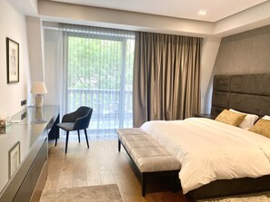 1 camera, una cassaforte in camera, una scrivania, ferro/asse da stiro