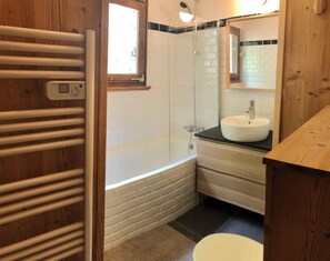 Ensemble douche/baignoire, sèche-cheveux, serviettes fournies, savon