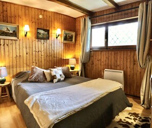 4 chambres, bureau, fer et planche à repasser, lit parapluie