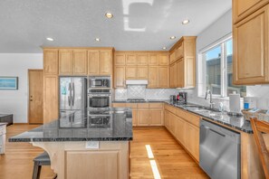 Fridge, microwave, oven, stovetop - Enjoy the beach from this Ocean Front home with a Hot Tub and Large Deck (Gleneden Beach)