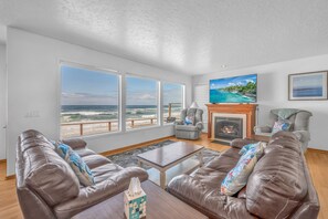 Smart TV, fireplace, video games - Enjoy the beach from this Ocean Front home with a Hot Tub and Large Deck (Gleneden Beach)