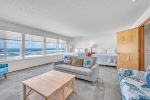 3 bedrooms, free WiFi, bed sheets - Enjoy the beach from this Ocean Front home with a Hot Tub and Large Deck (Gleneden Beach)