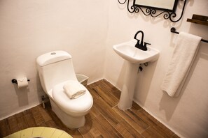 Economy Twin Room, 1 Bedroom | Bathroom | Shower, towels