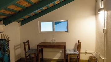 Habitación básica doble | Área de sala de estar | Televisión de pantalla plana