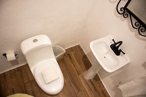 Economy Twin Room, 1 Bedroom | Bathroom