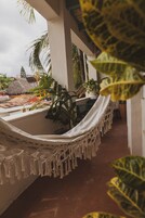 컴포트 스튜디오 스위트 | 거실 공간 | 평면 TV