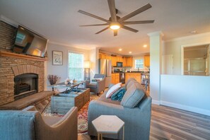 Smart TV, chimenea y libros