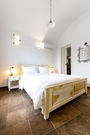 2 bedrooms, desk, free WiFi, bed sheets