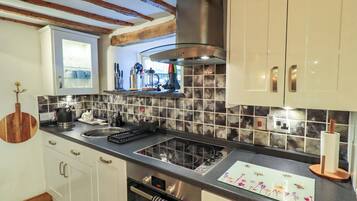 Refrigerador, lavavajillas, utensilios de cocina