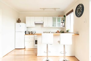 Apartamento básico, 1 cama Queen | Cozinha privada | Geladeira, fogão, cooktop, chaleira elétrica