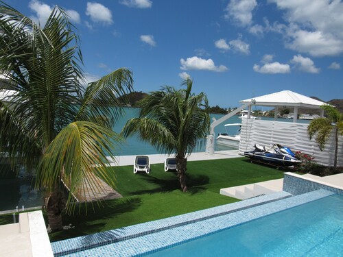 Updated spacious villa with private pool