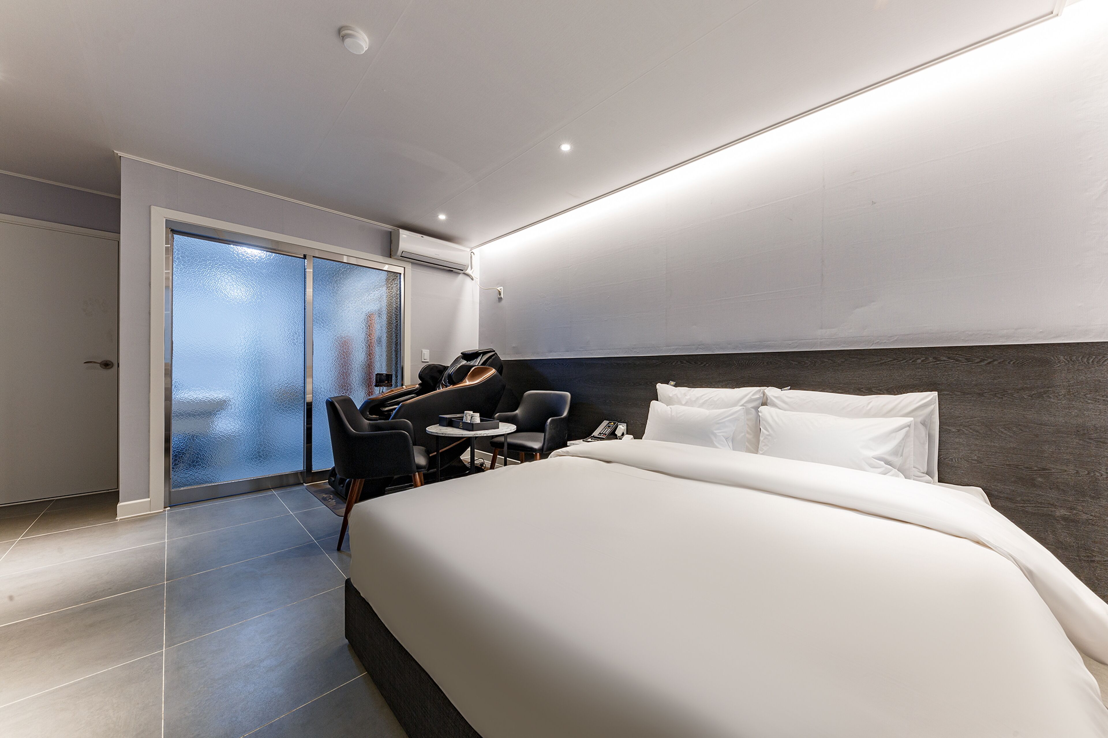 business studio suite | premium bedding, down duvets, pillow-top beds, free minibar