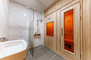 Suite Studio Affaires | Salle de bain | Baignoire à jets, douche à « effet pluie », articles de toilette de luxe