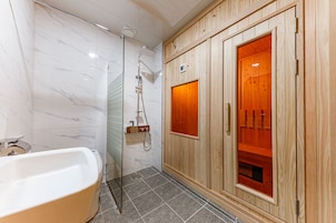 Suite Estudio Business | Baño | Bañera de hidromasaje y cabezal de ducha tipo lluvia