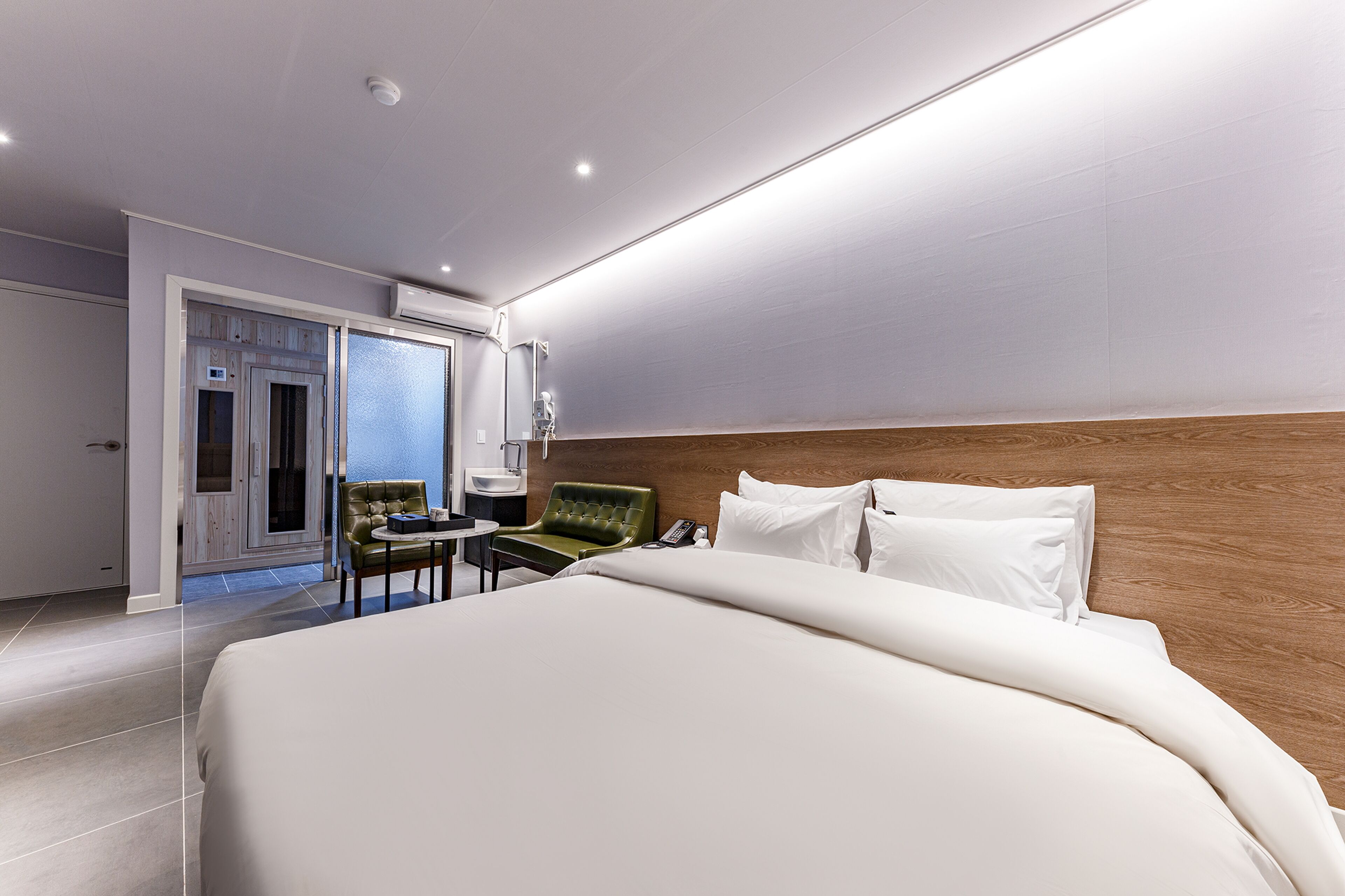 deluxe double room | premium bedding, down duvets, pillow-top beds, free minibar