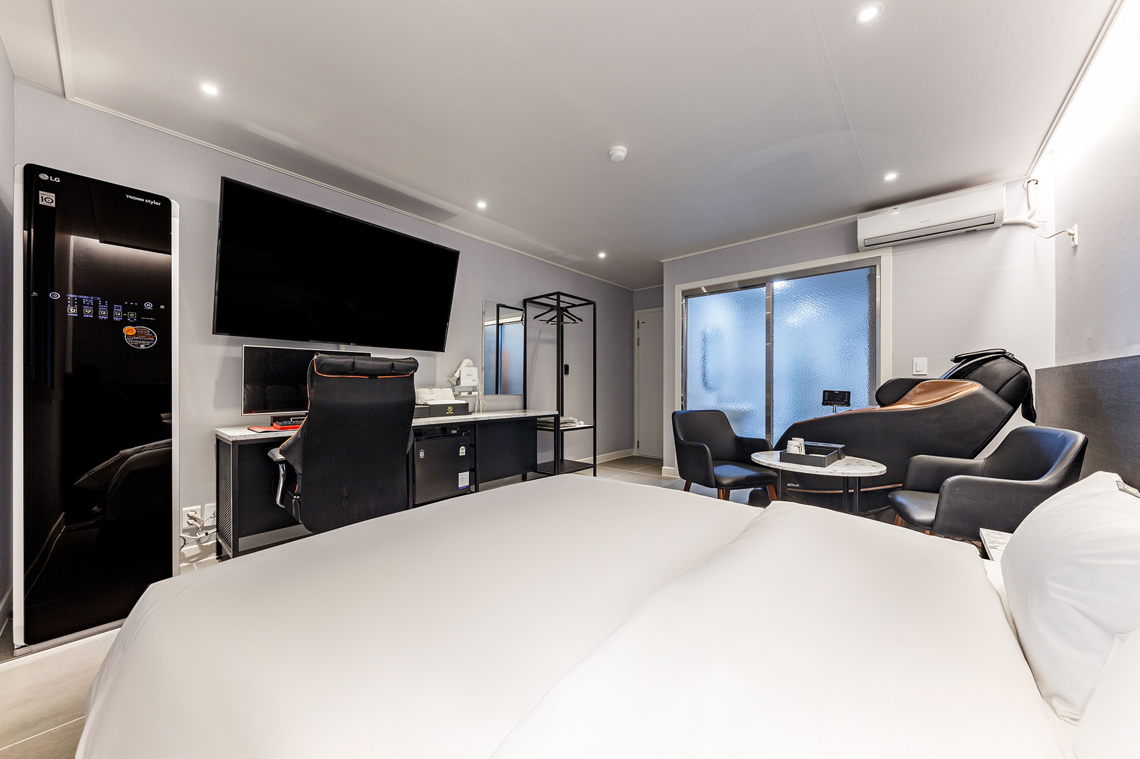 business studio suite | premium bedding, down duvets, pillow-top beds, free minibar