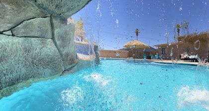 5 Bed house - Walking distance to Rotary Park - Great Pool - Amazing Location